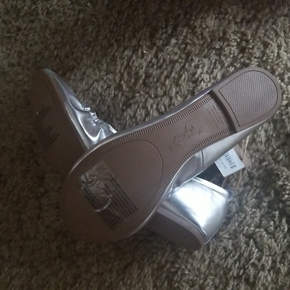 American Eagle Outfitters - Picture 4 of 6